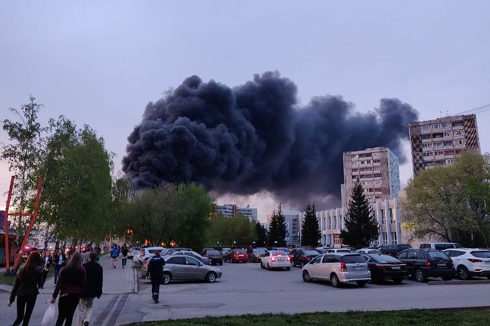 Прокуратура организовала проверку после пожара в автосалоне в Кемерове Фото: Александр КУДРЯВЦЕВ