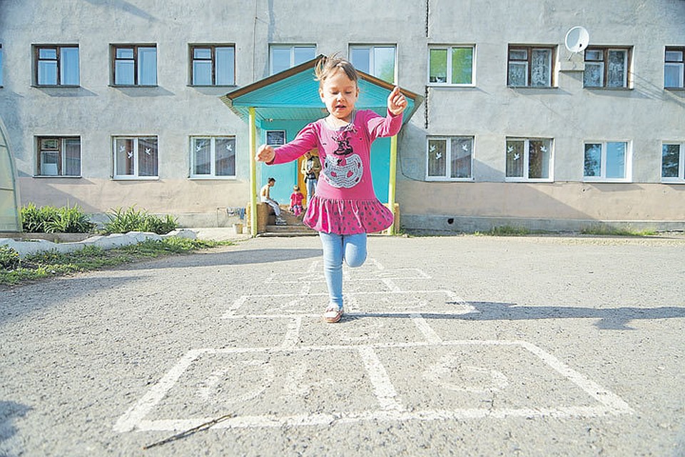 Никто не задумывался, а ведь классики были чем-то вроде урока: малыши и прыгали, и цифры учили.
