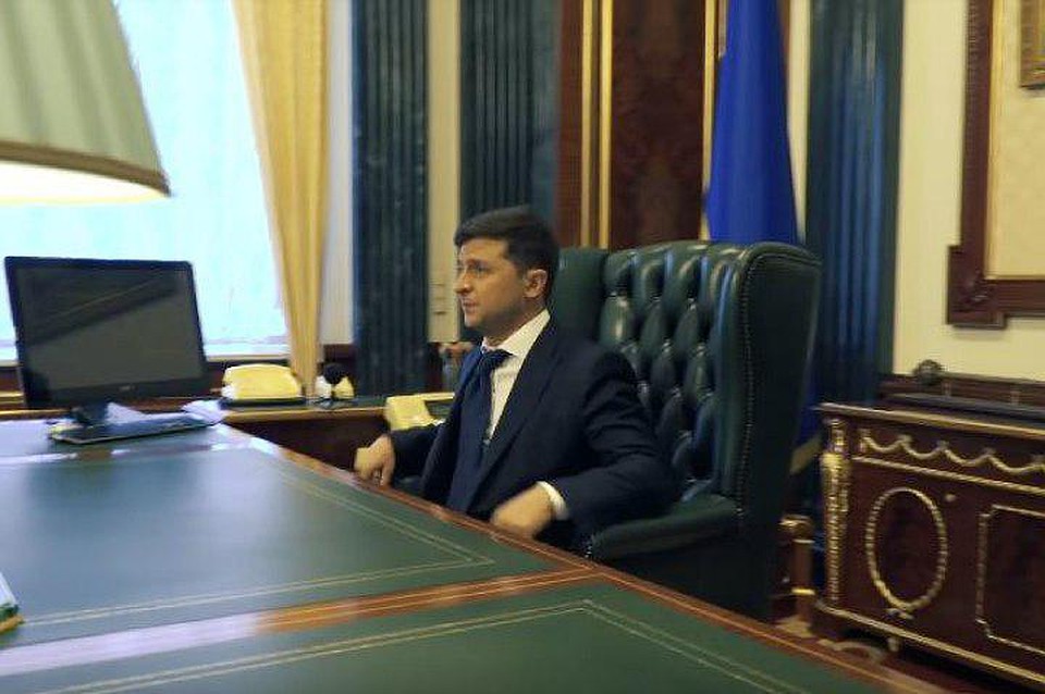 «Неудобно»: Опубликовано видео, как Зеленский впервые сел в президентское кресло