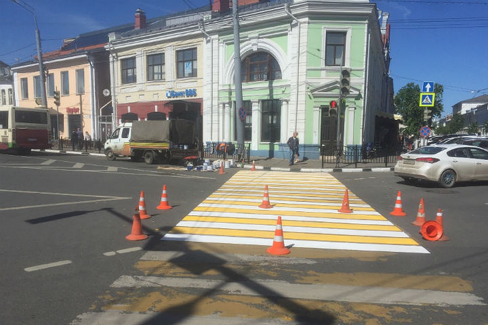 В центре Ярославля разметку наносят краской с резким запахом.