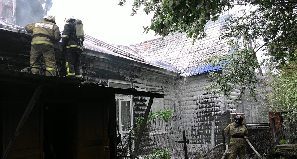 В Омске спасли горевший дом от взрыва газа