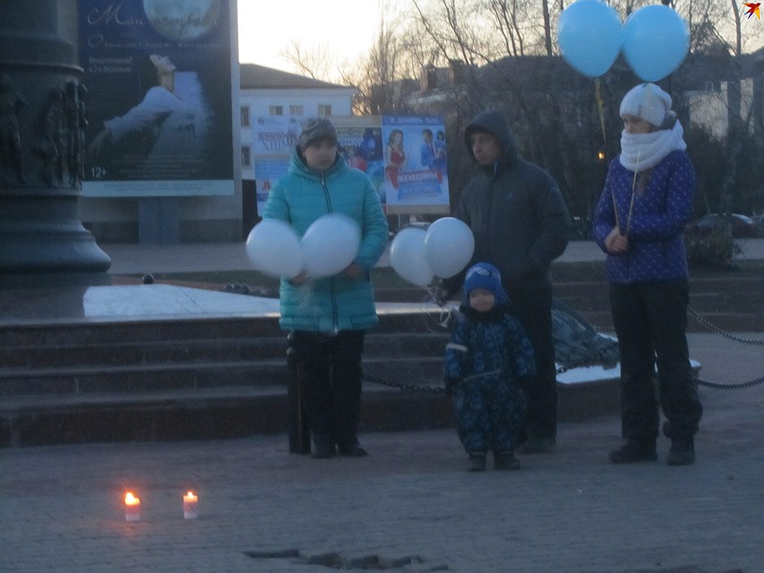 Дети без присмотра бегали у опасного водоема