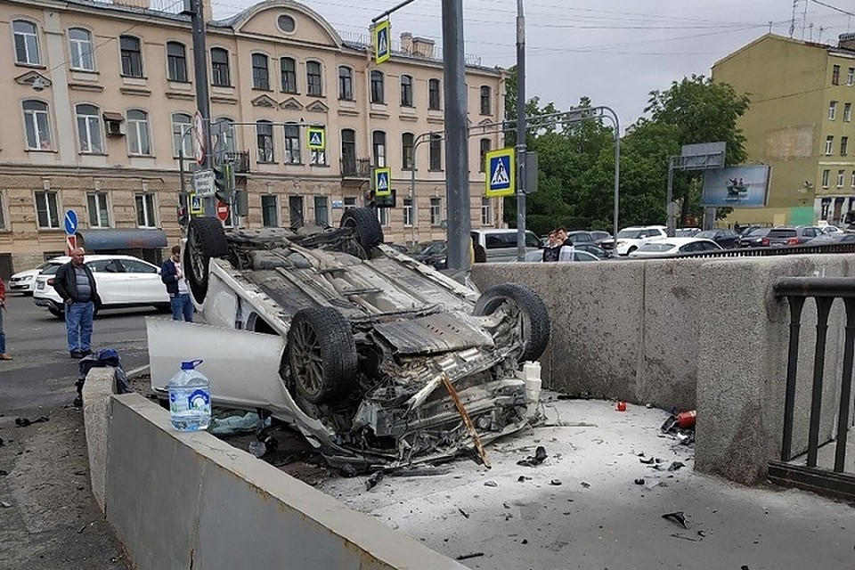 На Обводном канале в Петербурге перевернулась машина после ДТП