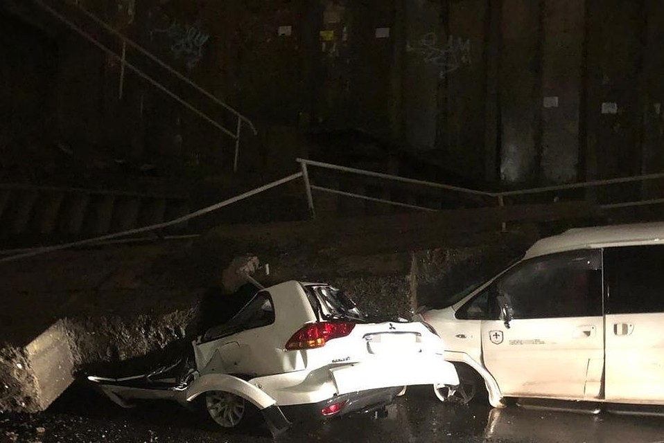 Авто оказались под завалами