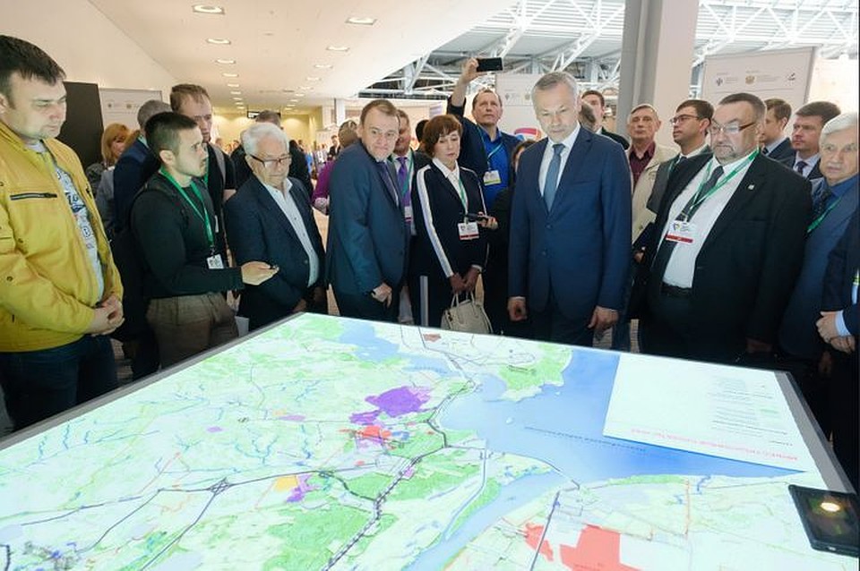 Губернатор Андрей Травников оценил проекты Концепции архитектурно-градостроительного развития Новосибирского научного центра. Фото: nso.ru