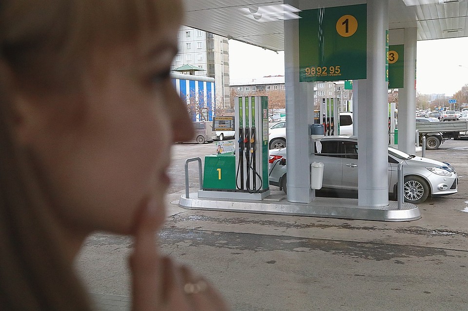 В Красноярске вновь подскочили цены на бензин.
