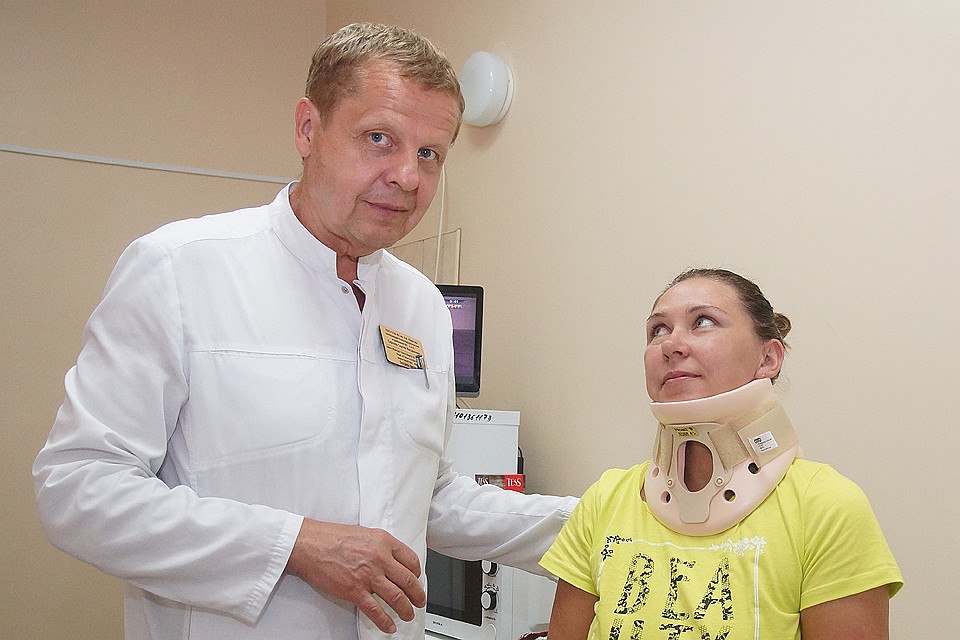 Пациентка на приеме у врача нейрохирурга.
