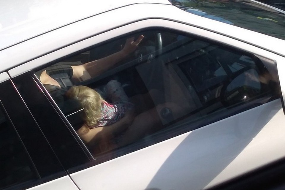 Сила соцсетей: В Красноярске нашли мать, которая за рулем везла спящего ребенка. Фото: "ЧП-Красноярск"
