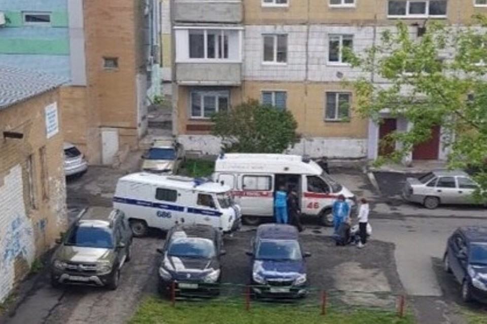 Двое мужчин проломили голову кемеровчанину во дворе дома Фото: "Инцидент Кемерово" / "ВКонтакте"