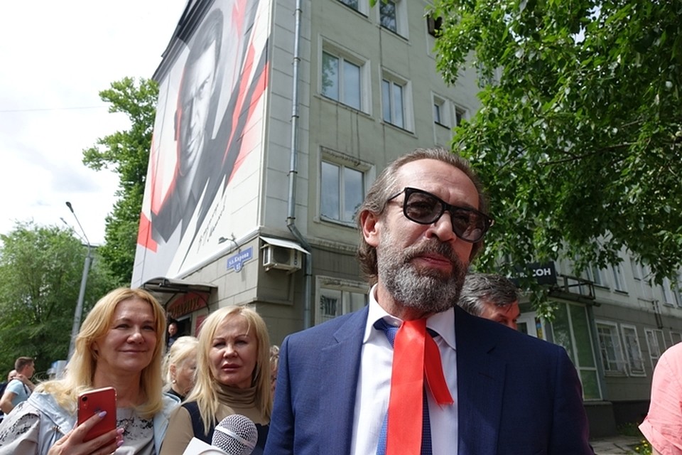 Владимир Машков на фоне своего граффити-портрета.
