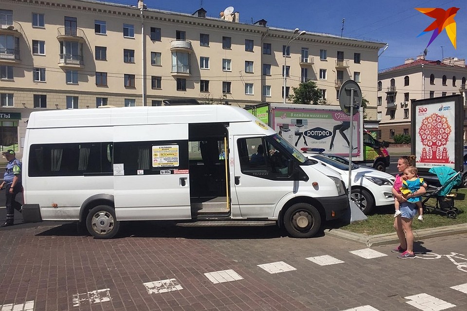 Маршрутка врезалась в столб, также произошло столкновение с автомобилем «Hyundai».