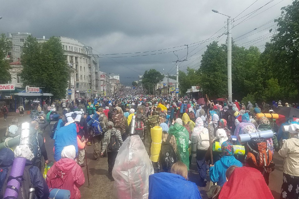 Непогода не помешала верующим отправиться в путь. Фото: предоставлено очевидцами