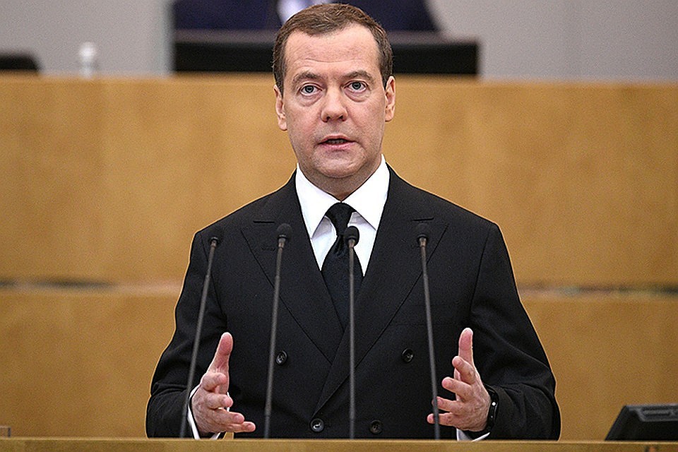 Медведев поручил усилить контроль за расходами на национальные проекты