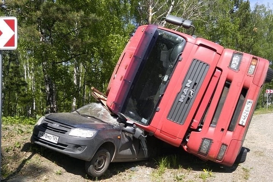 Под Красноярском фура повалилась набок и раздавила легковой автомобиль. Фото "Я живу в Дивногорске"