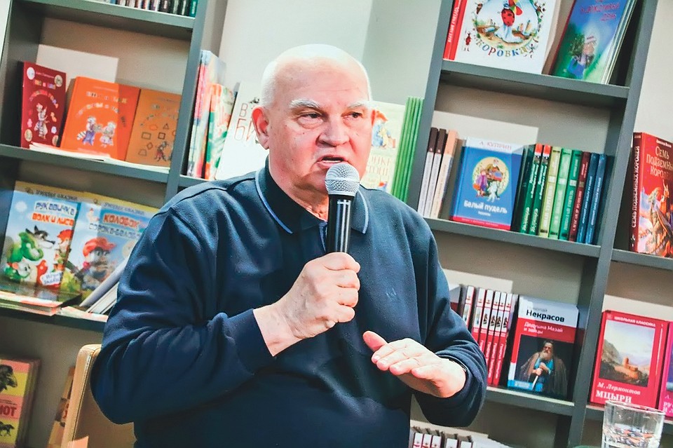 Александр Лапин пообщался с читателями в камерной, домашней обстановке Книжной лавки писателей.