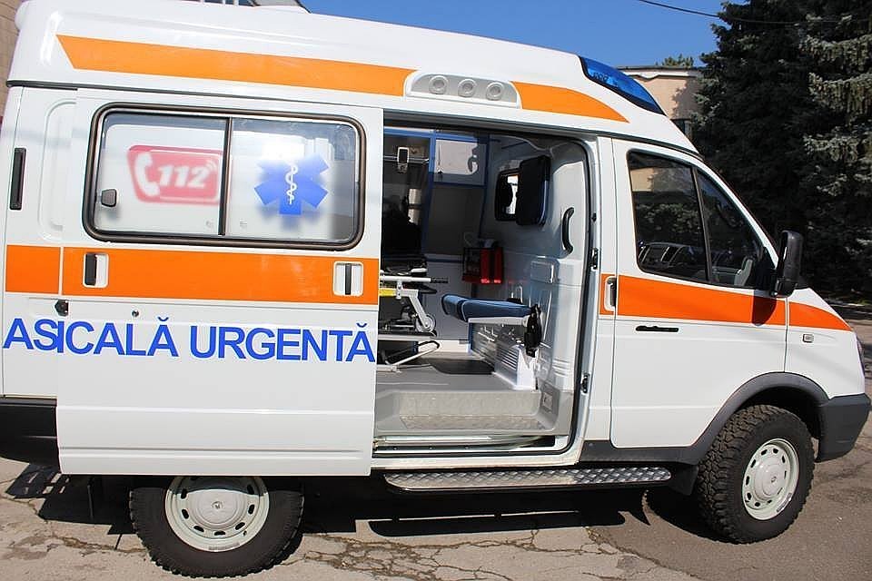 Ребенка, выпавшего с третьего этажа, госпитализировали