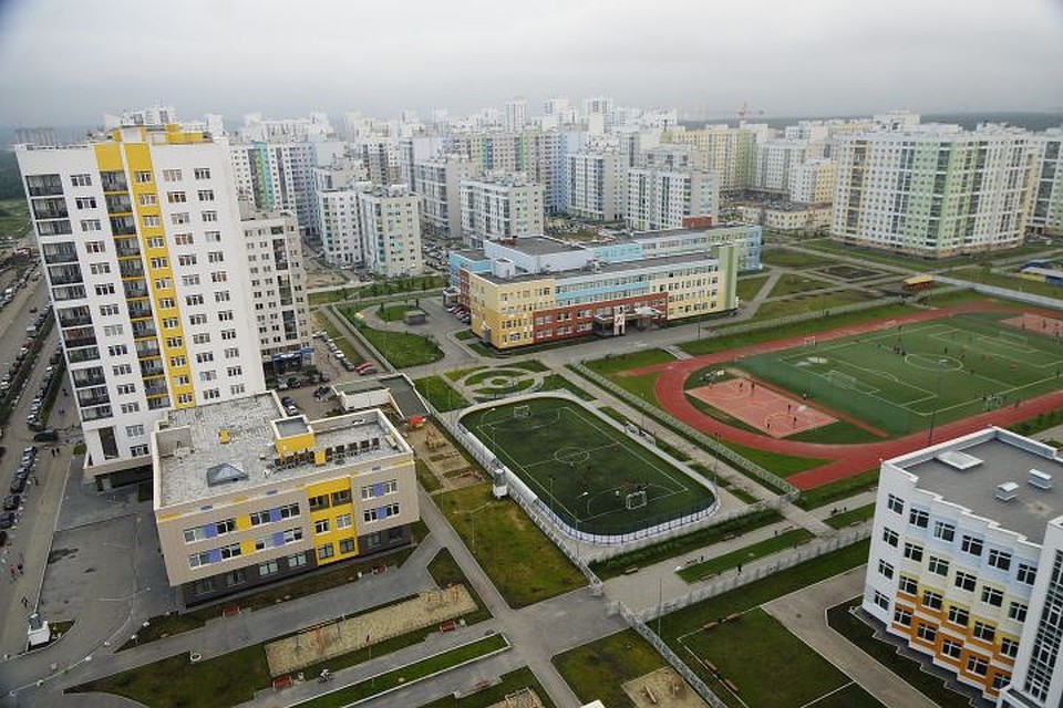 Пока что покинуть микрорайон можно только на машине и автобусе.