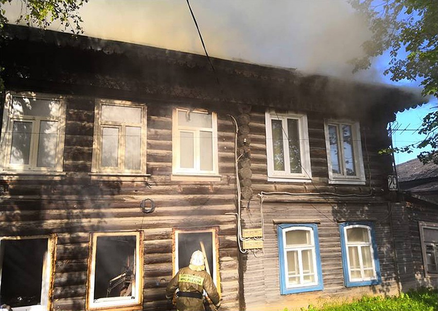 К ликвидации пожара в Бежецке был привлечен 41 человек и 10 единиц техники Фото: пресс-служба ГУ МЧС России по Тверской области