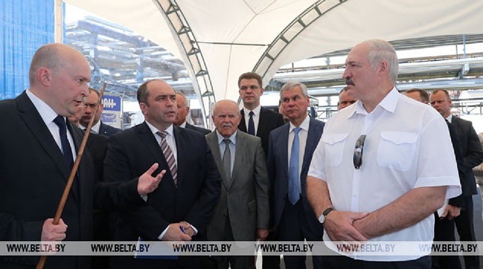Президент во время посещения предприятия. Фото: БелТА