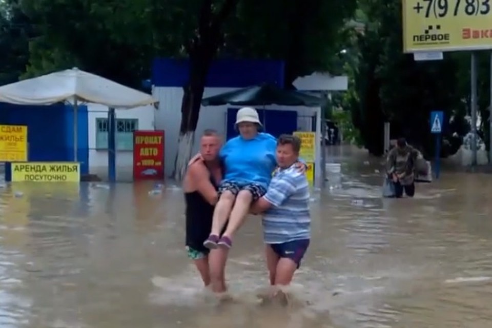 Люди вынуждены были идти по колено в воде.