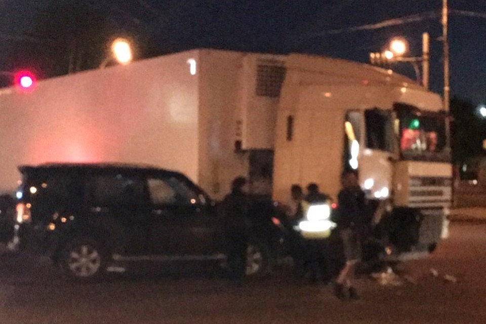 В центре Кемерова внедорожник и большегруз не поделили дорогу. ФОТО: vk.com, "Регион 42"