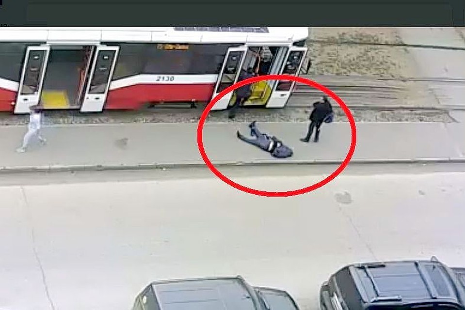 Пассажир дожидался "Скорой помощи" на земле.