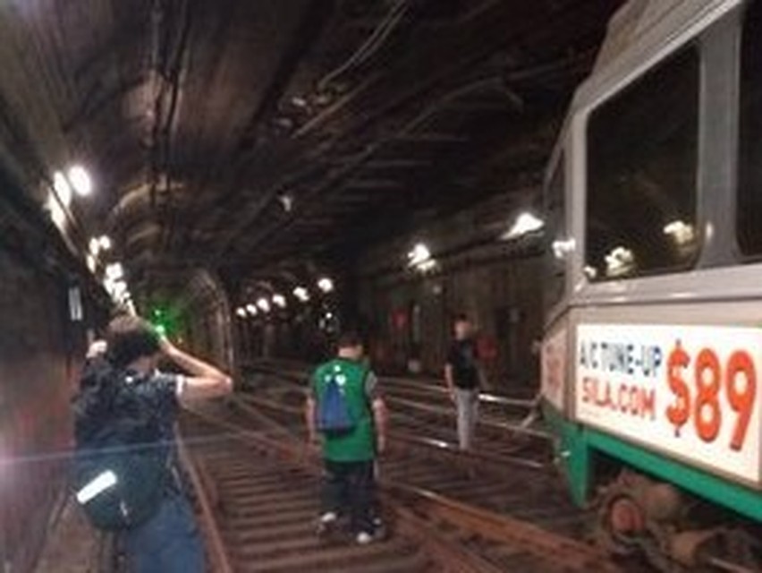 Поезд сошел с рельсов в туннеле метро в Бостоне