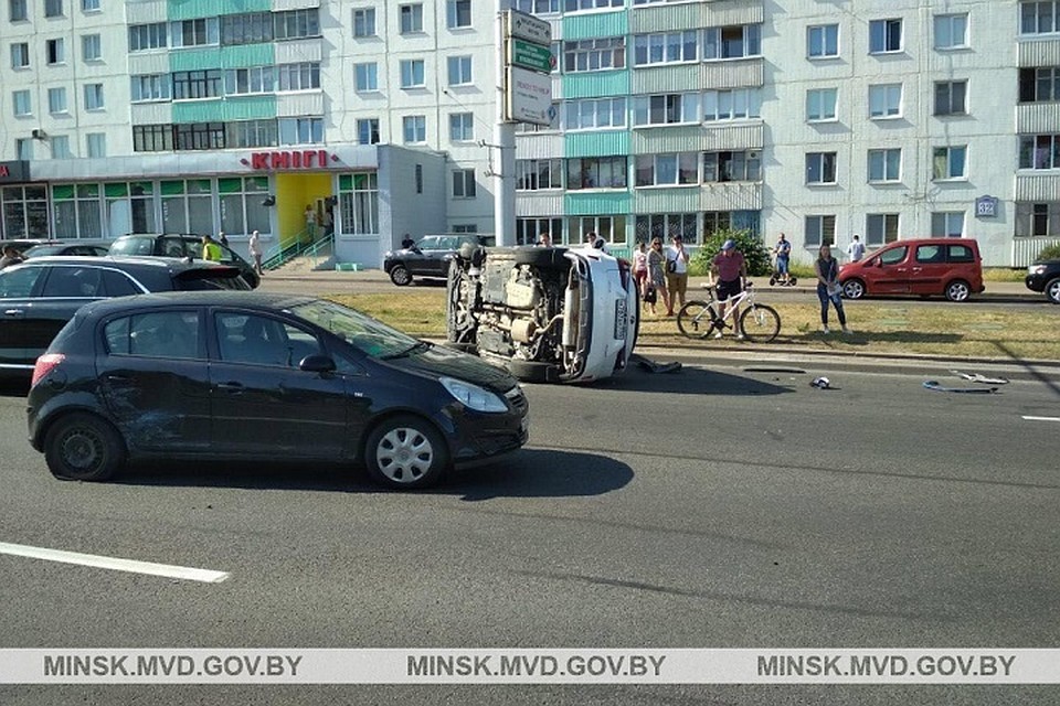 После столкновения Lexus опрокинулся на правый бок и влетел в осветительную мачту. Фото: ГАИ ГУВД Мингорисполкома.