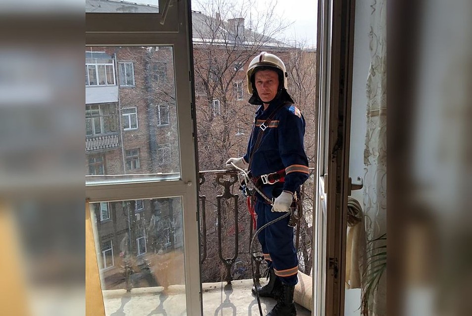 Спасатели освободили с балкона трех взрослых с разных районов. Фото: группа «Спасатели МАСС».