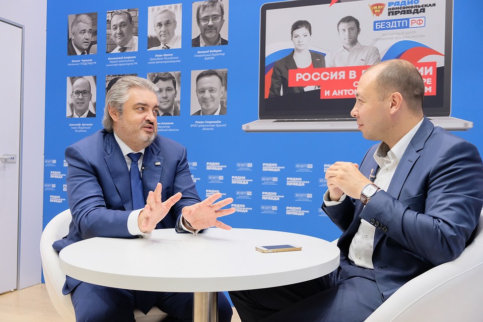 В открытой студии Радио "КП" на ПМЭФ-2019 известный банкир поделился своими финансовыми лайфхаками.