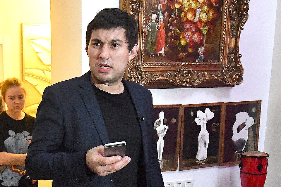 Сын Бари Алибасова пригласил журналистов в квартиру отца.