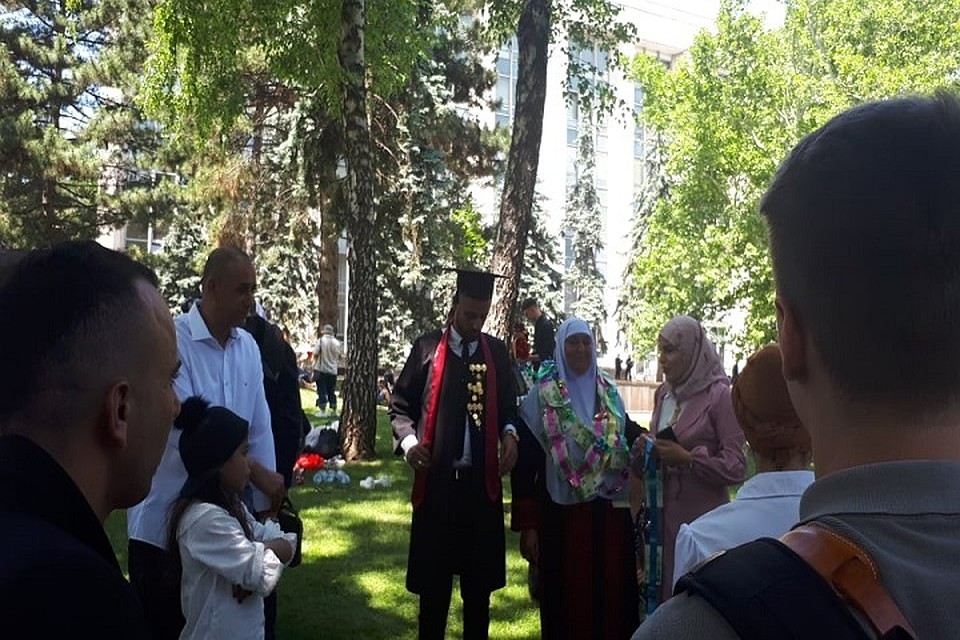 Пикетчики помешали выпускникам сделать нормальную фотосессию.