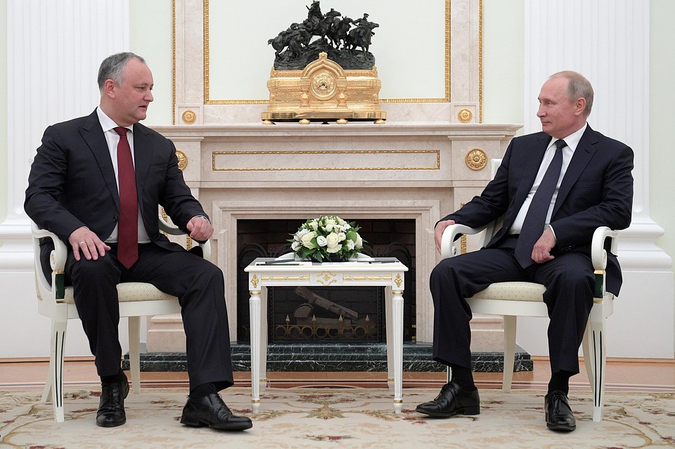 Игорь Додон и Владимир Путин (справа)