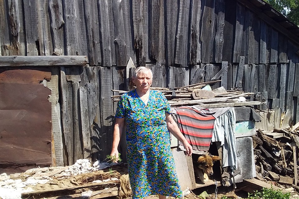 78-летняя пенсионерка уже десять лет отдает половину пенсии бизнесмену, отбирающему у нее земельный участок.