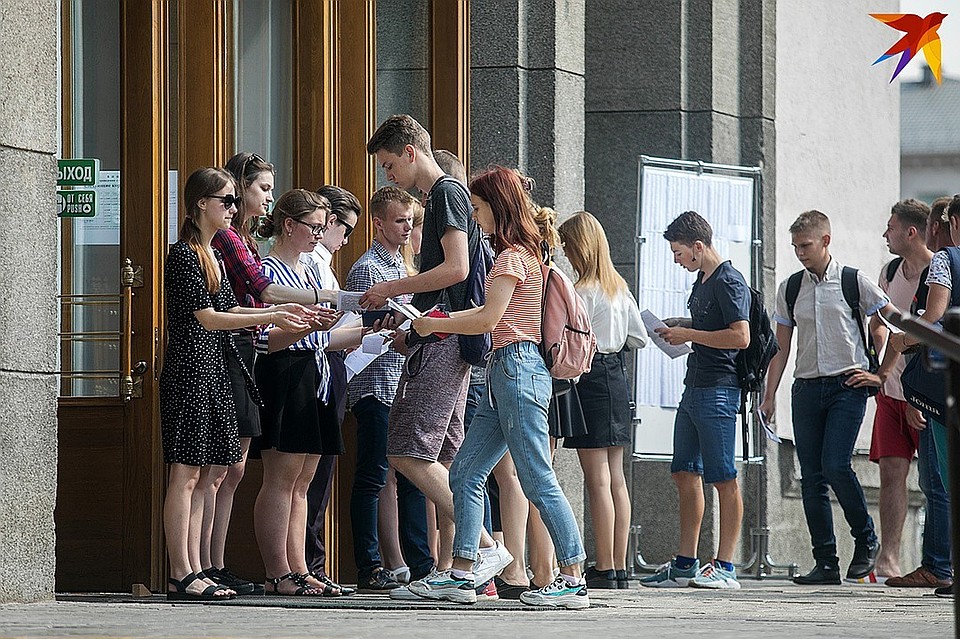 Пятерых абитуриентов выгнали за мобильники.