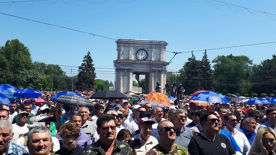 Подкуп продолжается.