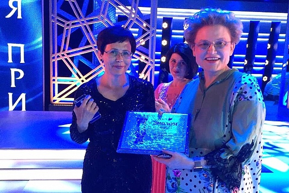 Премию волгоградке вручила Елена Малышева. Фото: администрации Волгоградской области