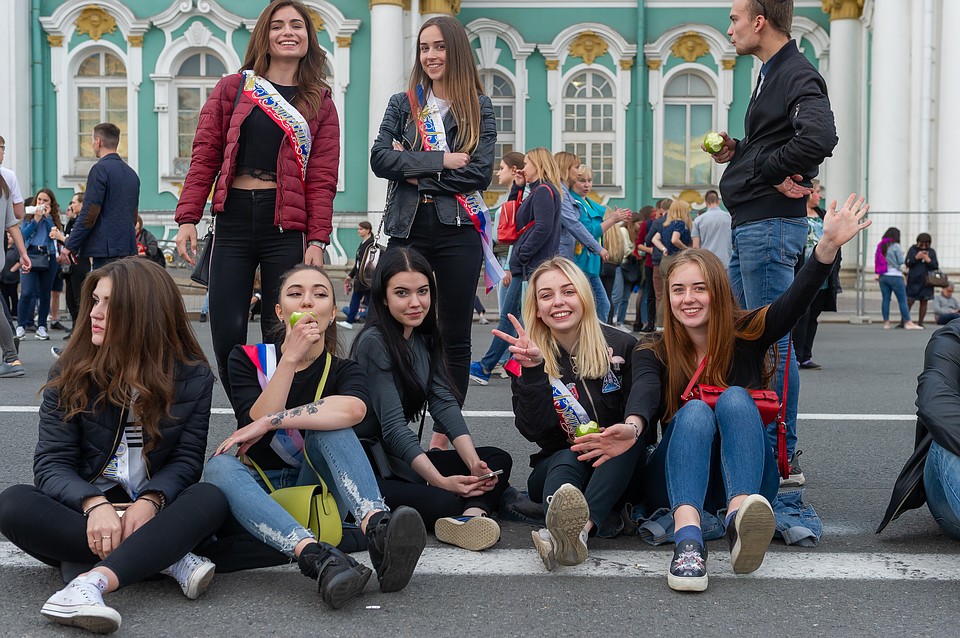 На школьный выпускной для своих чад родители выкладывают в среднем от 5 до 15 тысяч рублей.