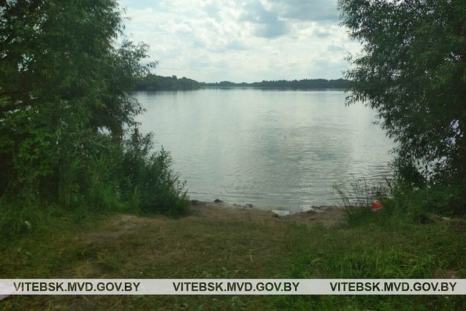 Компания с маленькими детьми из Витебска отдыхала у воды на озере Белое. Фото: УВД Витебского облисполкома.