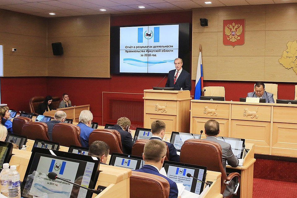 На сессии Заксобрания глава региона рассказал об основных достижениях и ответил на вопросы депутатов. Фото: Пресс-служба правительства Иркутской области