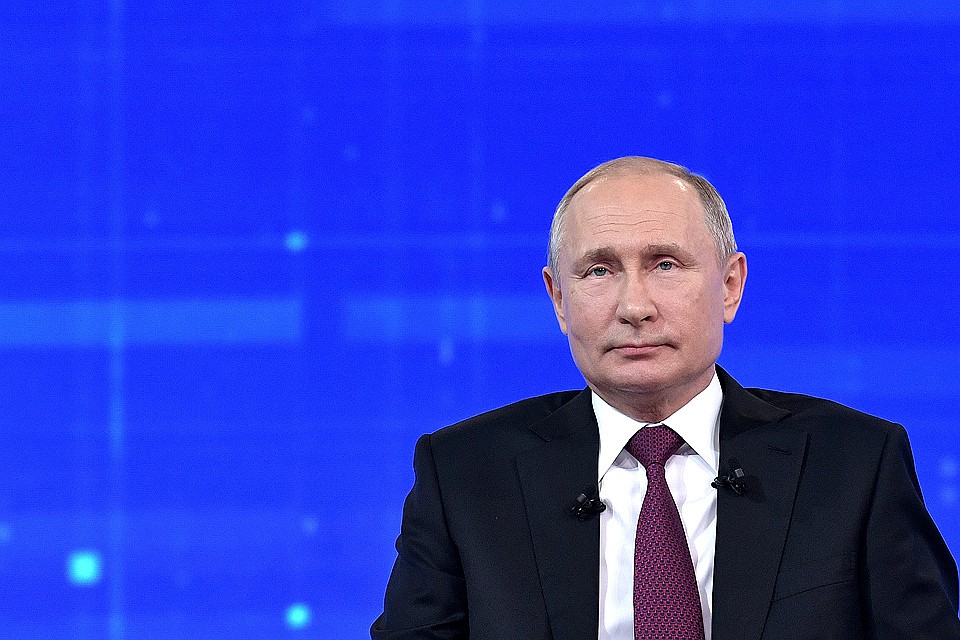Президент России во время телепередачи "Прямая линия с Владимиром Путиным".