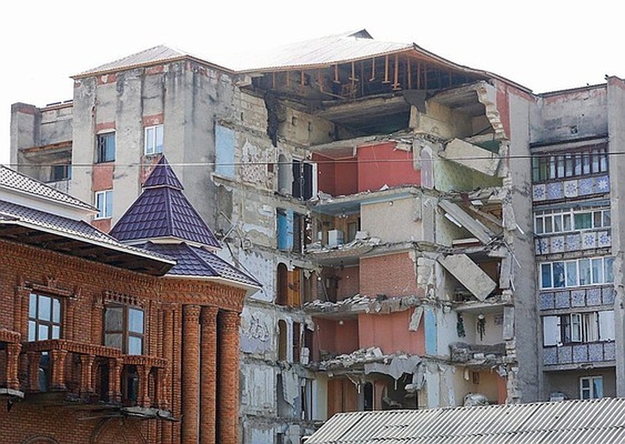 Дом рухнул на глазах жильцов (Фото: пресс-служба президента РМ).