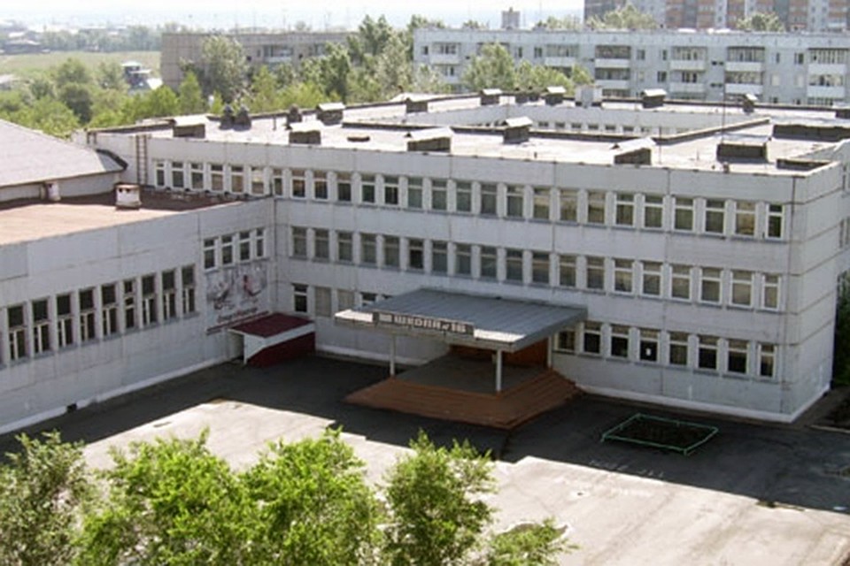 В Красноярском крае завуч тайком от родителей «откатала» у второклашек отпечатки пальцев. Стоп-кадр видео