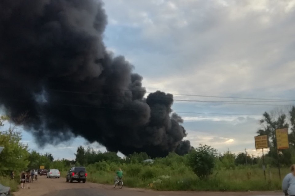 Едкий чёрный дым от горящего полистирола шёл прямо на город. Фото: Пётр АКАБОВ.