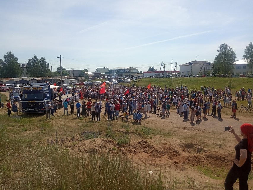 На митинге против строительства завода в Камбарке собралось около 400 человек