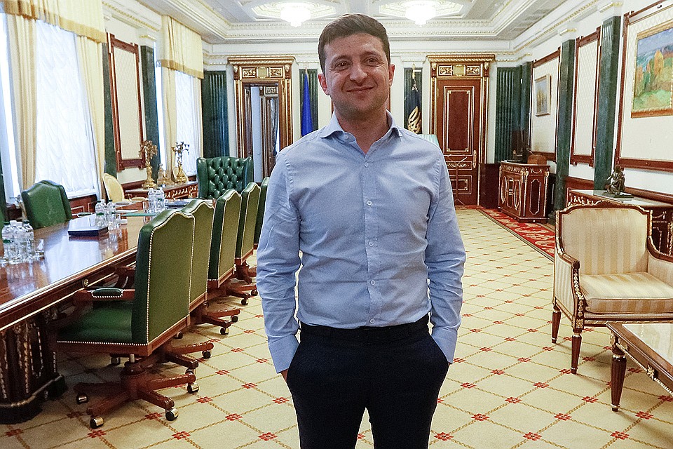 Владимир Зеленский в рабочем кабинете.