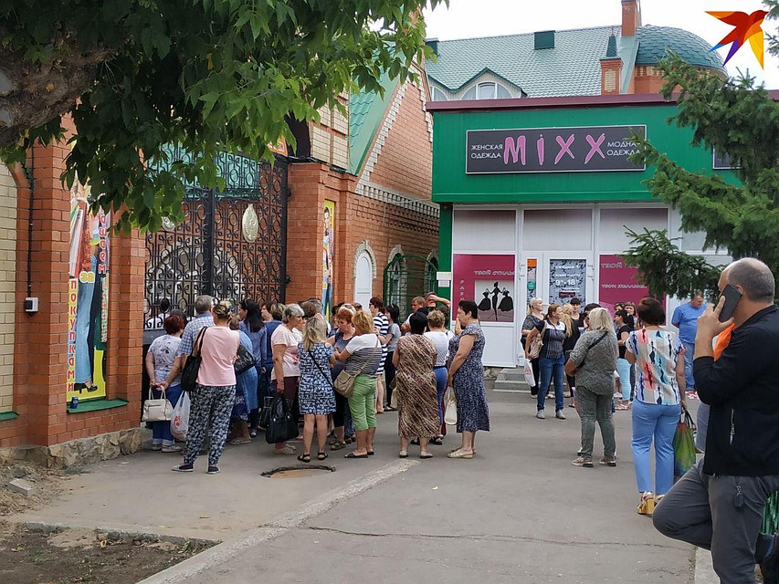 Продавцы столпились перед входом на рынок