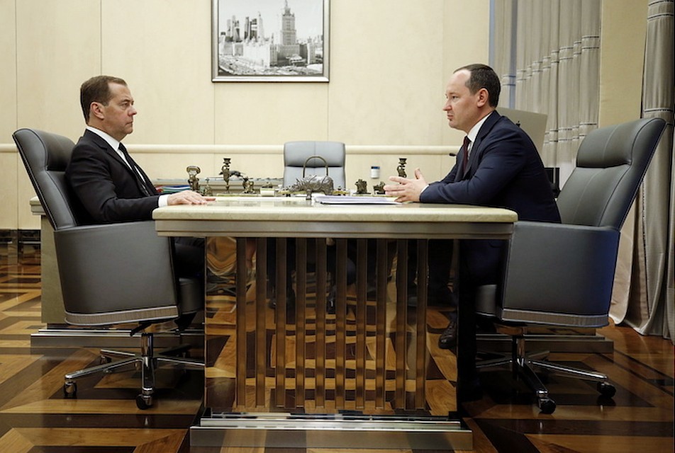 Глава "Россетей" Павел Ливинский рассказал премьер-министру Дмитриюю Медведеву об основных задачах, стоящих перед электросетевым холдингом. Фото: Дмитрий Астахов/ТАСС.