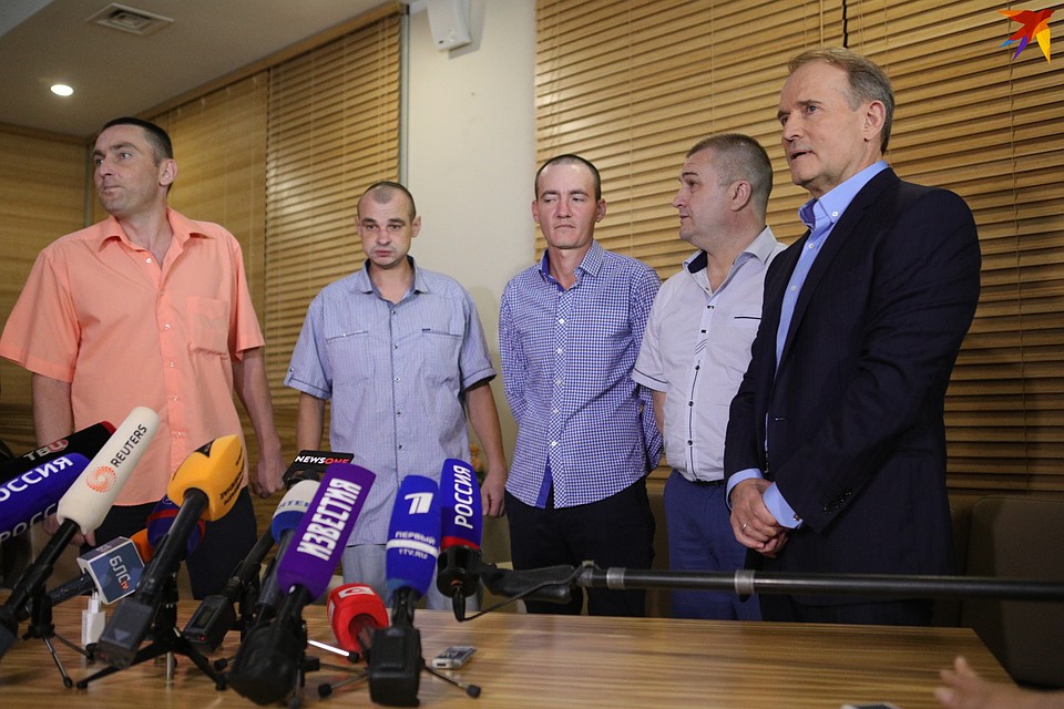 В минском аэропорту передали четверых освобожденных из плена ДНР и ЛНР украинцев.