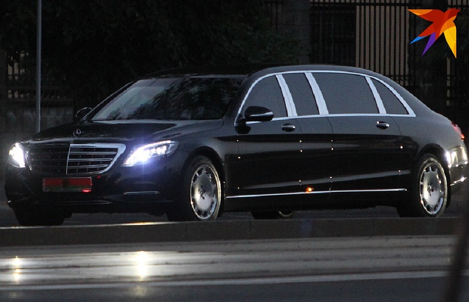 В автопарке президента появился новый бронелимузин Mercedes-Maybach Pullman Guard за 1,4 миллиона евро.